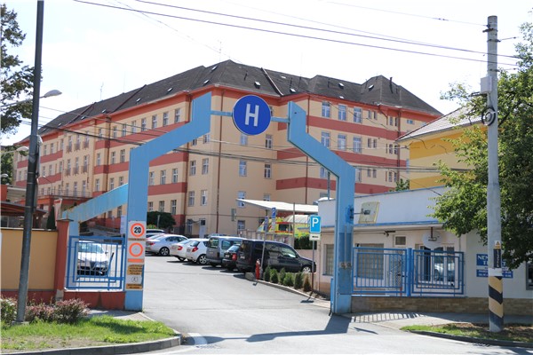Hlavní vchod do teplické nemocnice z Duchcovské ulice. V pozadí pavilon J. Foto: Krajská zdravotní, a. s.