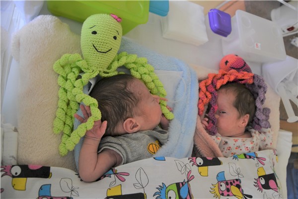 Háčkované chobotničky dělají radost nedonošeným novorozencům. Foto: KZ, a. s./Petr Sochůrek