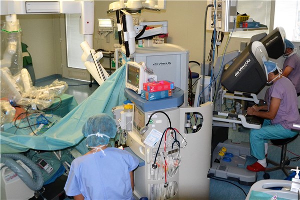 Operační sál robotické chirurgie. Ilustrační snímek: KZ, a. s./Petr Sochůrek