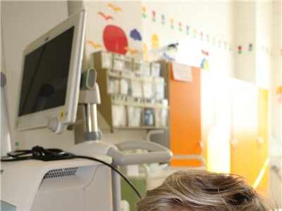 Ředitelka Nadačního fondu Kapka naděje Dita Loudilová nalepuje samolepku na darovaný plicní ventilátor na Dětské klinice v ústecké Masarykově nemocnici.