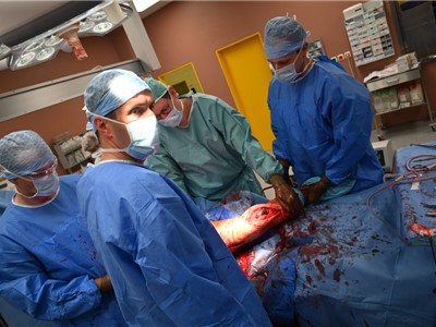 Operační tým pod vedením přednosty Ortopedické kliniky MUDr. Tomáše Novotného, Ph.D., MBA.