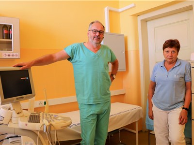 Přednosta MUDr. Jan Schraml, Ph.D., a sestra Venuše Gazdová v urologické ambulanci v Nemocnici Rumburk.