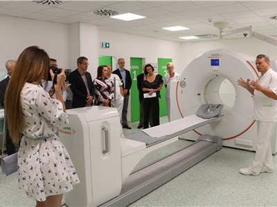 Primář MUDr. Aleš Chodacki prezentuje nový přístroj pro pozitronovou emisní tomografii při slavnostním zahájení provozu PET centra na Oddělení nukleární medicíny Krajské zdravotní, a.s. - Nemocnice Chomutov, o.z.