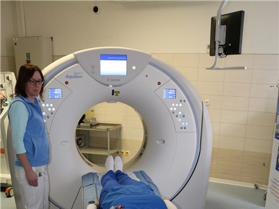 Vedoucí radiologický asistent Radiodiagnostického oddělení Nemocnice Teplice Petra Rybolová s novým přístrojem pro počítačovou tomografii během prezentace 27. února