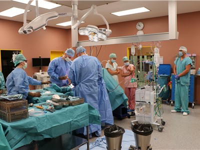 Ortopedická operace v ústecké Masarykově nemocnici s využitím přístroje Cell Saver