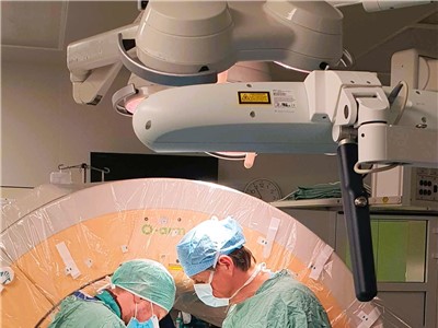 Stou operaci páteře s pomocí robotického systému Excelsius v Masarykově nemocnici v Ústí nad Labem podstoupil 62letý pacient.