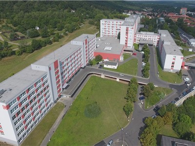 Areál nemocnice v Mostě, která je druhou největší nemocnicí ze sedmi, které spravuje společnost Krajská zdravotní. Foto: Krajská zdravotní, a.s.
