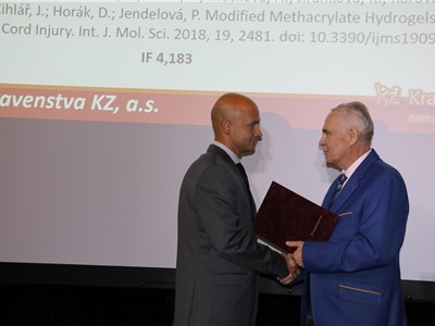 Krajská zdravotní ocenila v přítomnosti rektora Univerzity Karlovy své pracovníky za výsledky v oblasti vědy a výzkumu za rok 2018 