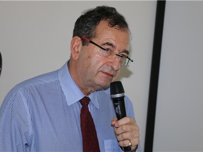 Profesor Cyril Höschl, přední český psychiatr, naplnil přednáškový sál Krajské zdravotní