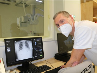 Petr Košťál, vedoucí radiologický asistent ústecké radiologické kliniky, v ovladovně pracoviště na infekčním oddělení. Foto: KZ, a. s. 