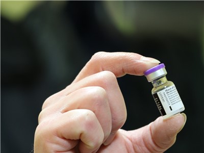 Vícedávková injekční lahvička s vakcínou proti nákaze novým koronavirem SARS-CoV-2 od společnosti Pfizer/BioNTech. Foto: Krajská zdravotní, a.s.