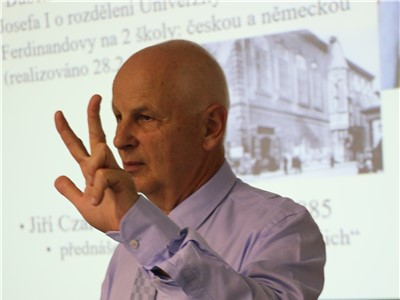 Profesor Jan Betka, přední český otorinolaryngolog, přednášel v Krajské zdravotní
