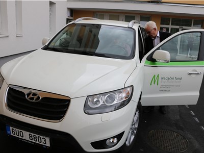 Ústecký mobilní hospic má třetí automobil, dostal jej darem od Nadačního Fondu Evy Matějkové