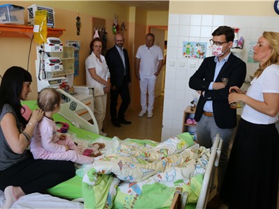 Dětská klinika ústecké Masarykovy nemocnice má od Kapky naděje nové přístroje a vybavení
