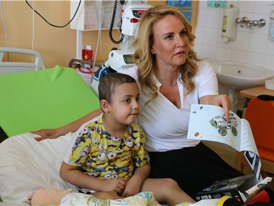 Dětská klinika ústecké Masarykovy nemocnice má od Kapky naděje nové přístroje a vybavení