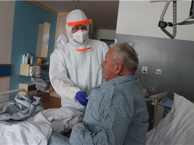 Nadporučík Vladimír Kosina pečující o pacienta s nemocí COVID-19. Foto: KZ, a.s./Petr Sochůrek