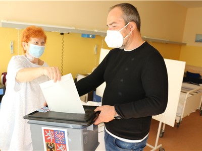 V ústecké Masarykově nemocnici do přenosné volební urny vhodili hlasovací lístek tři hospitalizovaní pacienti. 