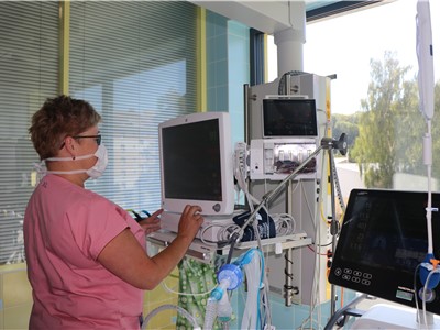Nové přístrojové vybavení anesteziologicko-resuscitačního oddělení. Na snímku staniční sestra Lenka Srbová