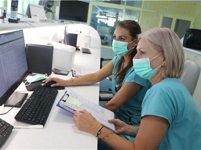 Pult jednotky intenzivní péče. Na snímku zdravotní sestra Bc. Tereza Grodlová (vlevo) s ošetřovatelkou Zuzanou Michálkovou.