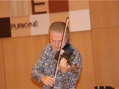Součástí doprovodného programu konference bylo vystoupení houslového virtuóza Pavla Šporcla