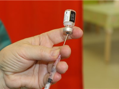 Aplikace očkovací dávky do injekční stříkačky. Foto: KZ, a.s./Petr Sochůrek