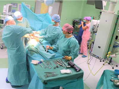 Historicky první operaci v novém pavilonu operačních sálů teplické nemocnice provedli ortopedi. 