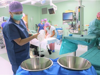 Historicky první operaci v novém pavilonu operačních sálů teplické nemocnice provedli ortopedi. 