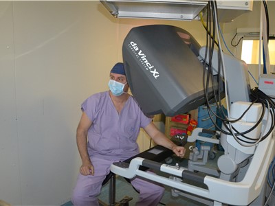 Na snímku MUDr. Milan Kobza, školený robotický operatér z chirurgického oddělení českobudějovické nemocnice. Foto: KZ, a. s./Petr Sochůrek