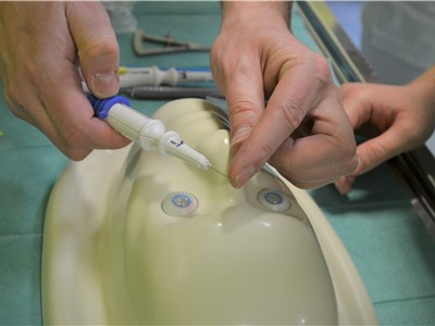 Výcvik očních lékařů jak správně zavést do oka gelový implantát XEN. Foto: KZ, a. s./Petr Sochůrek