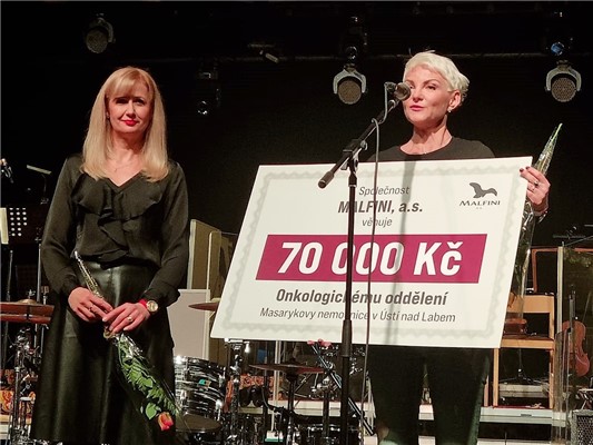 MUDr. Eva Čmuchařová (vpravo) převzala šek od Martiny Weberové.