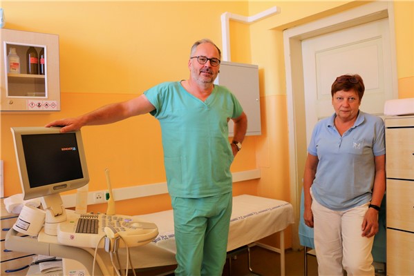 Přednosta MUDr. Jan Schraml, Ph.D., a sestra Venuše Gazdová v urologické ambulanci v Nemocnici Rumburk.