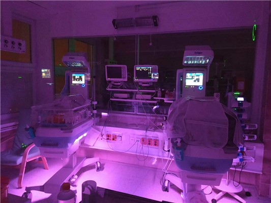 Světový den předčasně narozených dětí - purpurově nasvícená novorozenecká jednotka intenzivní péče v Nemocnici Most.