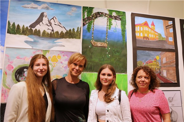 Vernisáž výstavy výtvarných děl absolventů a žáků II. stupně ZUŠ Teplice se uskutečnila 23. května.