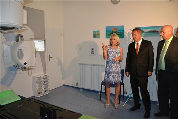 Ministr zdravotnictví si prohlédl modernizované prostory Komplexního onkologického centra a Nukleární medicíny v chomutovské nemocnici, navštívil i nemocnici v Mostě