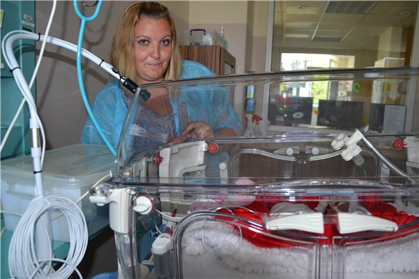 Nové kamery nad inkubátory umožňují vizuální kontakt s novorozencem. Foto: KZ, a. s./Petr Sochůrek