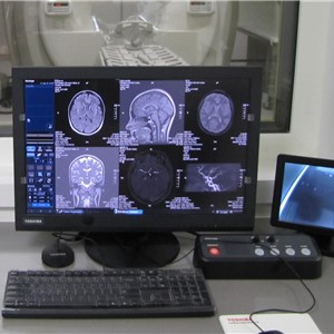 Pohled z ovladovny magnetické rezonance
