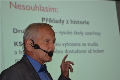 V Krajské zdravotní přednášel mladým lékařům profesor Jan Pirk (. Foto: Krajská zdravotní, a. s.)