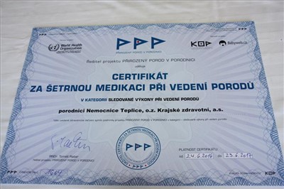 V teplické porodnici převzali Certifikát za šetrnou medikaci při vedení porodů (. Foto: Krajská zdravotní, a. s.)