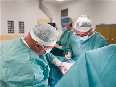 Chirurgická operace v novém pavilonu chomutovské nemocnice