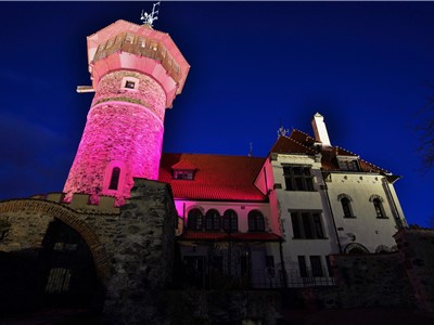 Purpurovou barvou nasvícený hrad Hněvín v Mostě. Foto: archiv KZ