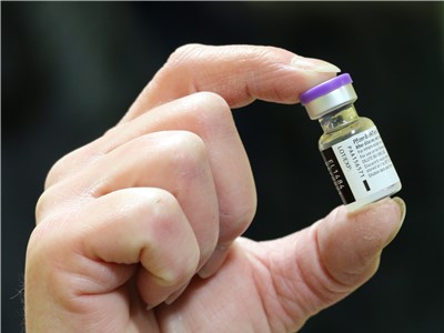 Lahvička s očkovací látkou od společnosti Pfizer/BioNTech. Ilustrační foto: Krajská zdravotní, a.s.