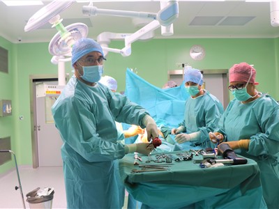 Operační tým, který poprvé provedl výkon v novém pavilonu teplické nemocnice, vedl při ortopedické operaci MUDr. Květoslav Žďánský