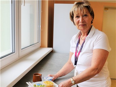 Vrchní sestra Gynekologicko-porodnické kliniky v ústecké Masarykově nemocnici Iva Černá představuje novinku pro pacientky – výběrové snídaně. 