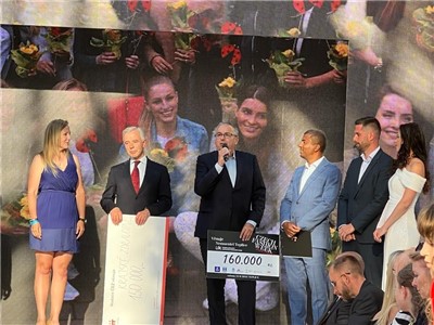 MUDr. Tomáš Hrubý (s mikrofonem) převzal šek na 160 tisíc korun. Vpravo organizátorka akce Ing. Lenka Kocmanová Taussigová