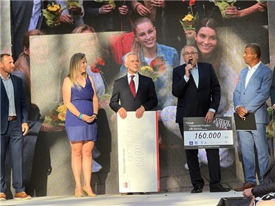 MUDr. Tomáš Hrubý (s mikrofonem) převzal šek na 160 tisíc korun