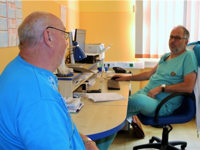 Přednosta MUDr. Jan Schraml, Ph.D., vyšetřil v urologické ambulanci v Nemocnici Rumburk první pacienty.