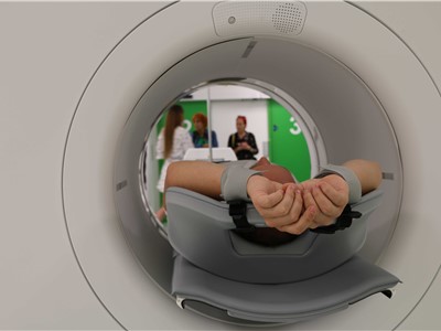 Prezentace přístroje PET/CT s figurantem v novém chomutovském centru.