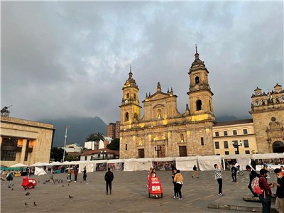 Bogotská katedrála na Plaza de Bolívar, v pozadí vrcholky And nad městem 3500 m n. m. Foto: Martin Sameš
