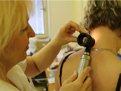Kožní oddělení chomutovské nemocnice se připojilo k Evropskému dni melanomu v České republice