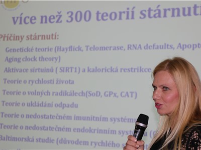 V Krajské zdravotní přednášela o medicíně proti stárnutí primářka Monika Golková